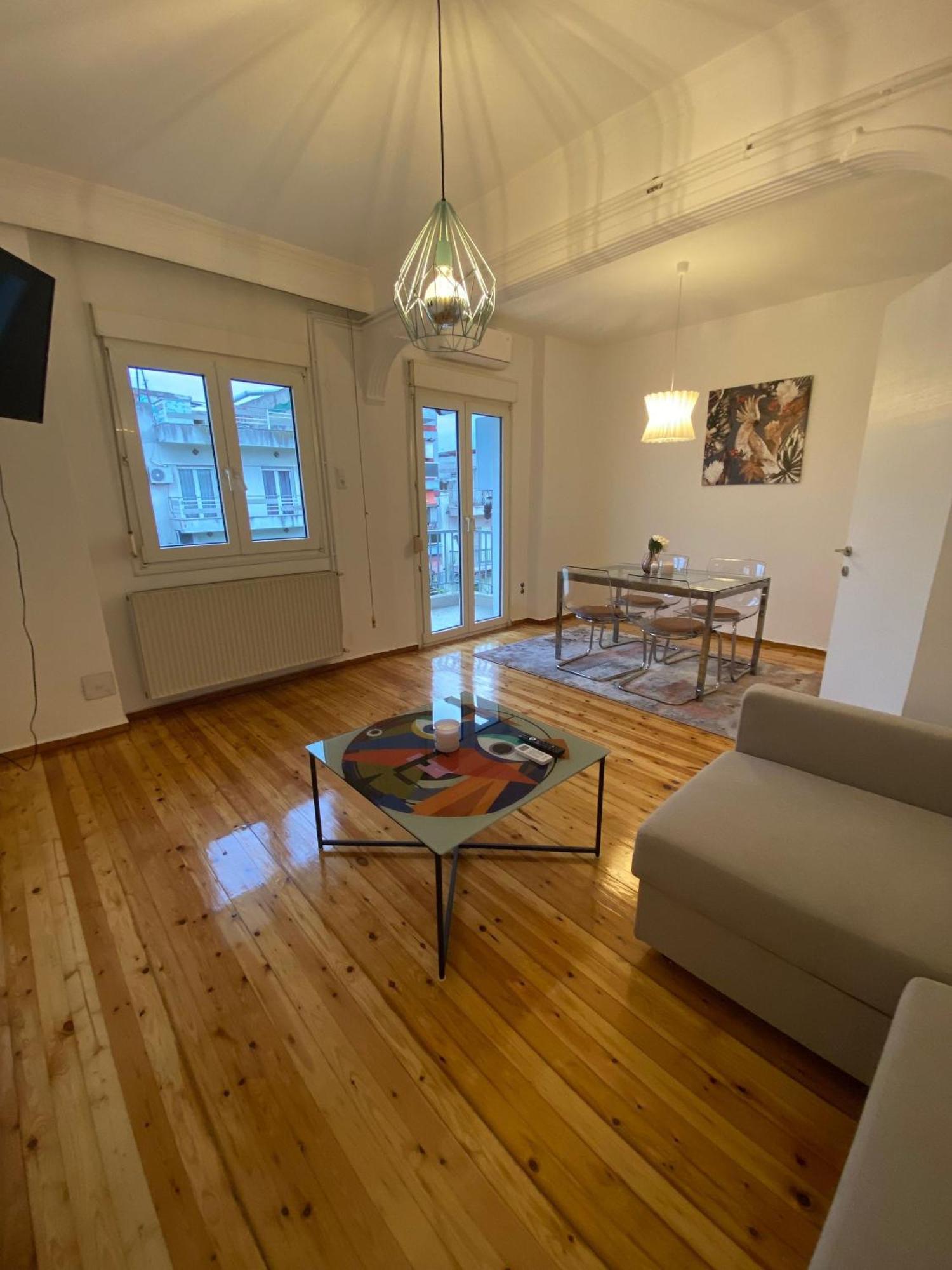 Modern, Centrally Located Apartment *