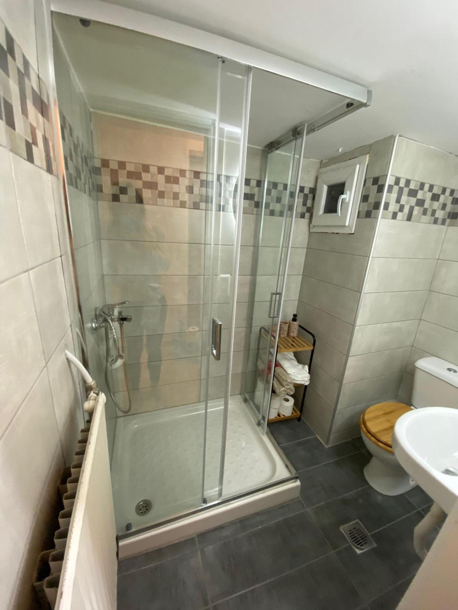 Modern, Centrally Located Apartment *