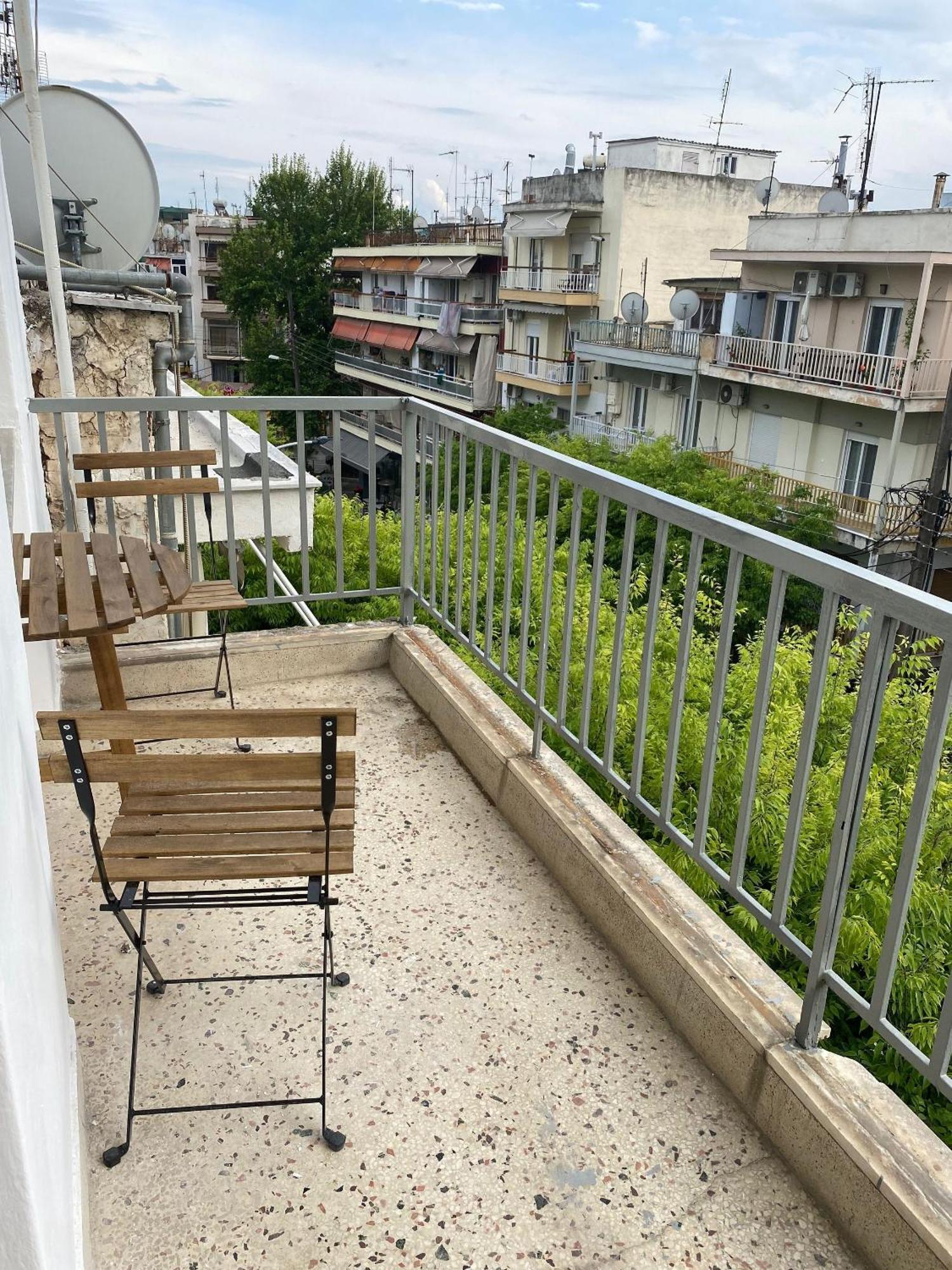 Modern, Centrally Located Apartment *